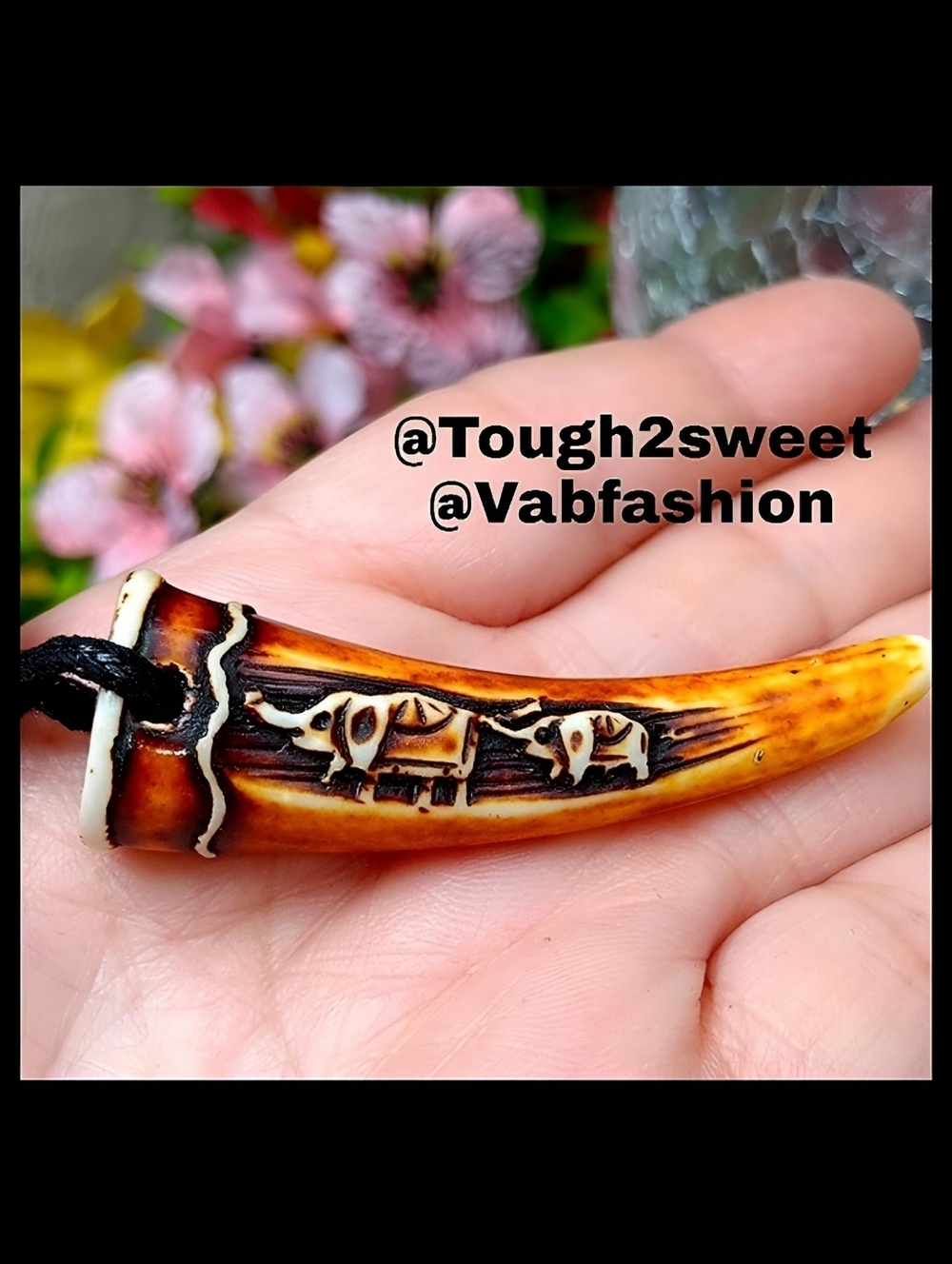 🆕️ARTISAN CARVED RESIN HIGHLY DETAILED MAMA & BABY ELEPHANT NECKLACE(EL12)